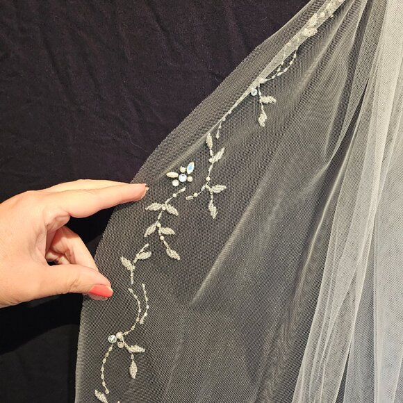 Wedding Bridal Veil, EN VOGUE Tulle, Beaded, Crystal and Pearl Floral Design - Picture 5 of 15
